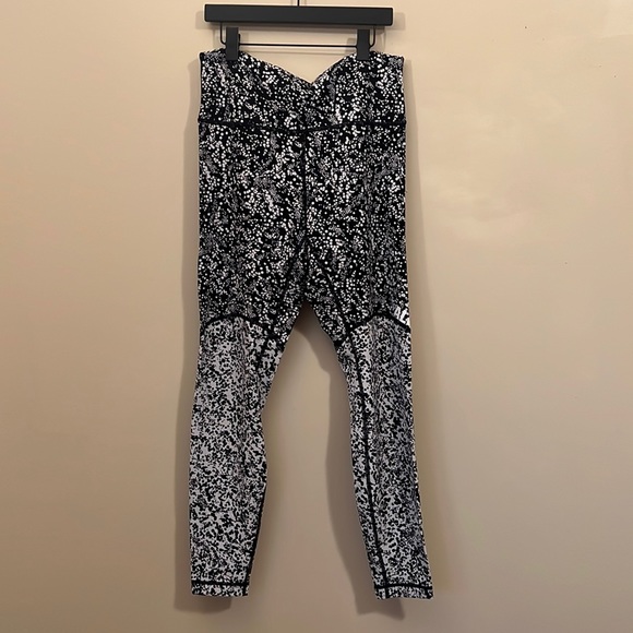 Lululemon Wunder Under Leggings in Chirasu Black/Chirakasu Alpine White - Picture 3 of 9